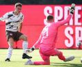 Bild: Christian Charisius/dpa
Martijn Kaars überwindet Kiels Keeper Timon Weiner zum 1:0 für den FC St. Pauli.
