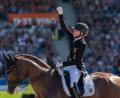 Bild: Rolf Vennenbernd/dpa
Freut sich über Bronze: Katharina Hemmer auf Denoix, die auf die Kür verzichtet.