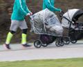 Bild: Bernd Thissen/dpa
Der Kinderwagen kann vor Verletzungen schützen. (Symbolbild)