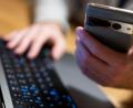 Bild: Monika Skolimowska/dpa
Bankkunde beim Online-Banking: Ermittler haben eine internationale Betrügerbande aufgespürt (Archivbild)