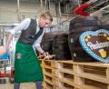 Bild: Achim Frank Schmidt/Paulaner/dpa
Oberbürgermeister Dominik Krause (Grüne) beim ersten Anzapftraining für die Wiesn. (Handout)