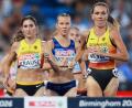 Bild: Morgan Harlow/AP/dpa
Lea Meyer (r) zeigte sich nach dem Finale über 3.000 Meter Hindernis von der Renntaktik von Gesa Krause (l) genervt.