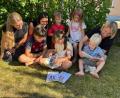 Bild: san
Fritz (9), Henry (4), Rosalie (6), Alice (7) und Toni (3) blättern im Entdeckerbuch. Ihre Mütter Nadine Rozsypal, Melanie Roppert und Anja Grädler (von links) freuen sich über das gelungene Nachschlagewerk für Ausflugsziele mit Insidertipps.