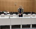 Bild: Jonas Pieronczyk
Der Angeklagte im Millionenerbeprozess am Landgericht Weiden muss den Gerichtssaal weiterhin in Handschellen betreten.