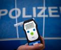 Symbolbild: Soeren Stache/dpa
Die Polizei stoppt in Sulzbach-Rosenberg einen 67-Jährigen mit 0,6 Promille auf einem Moped.
