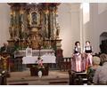 Bild: Hans Prem
Rainer Christoph (links) wurde bei seiner Kirchenführung in der Anna-Kirche in Mühlberg von den Zupfer-Moidln Renate und Waltraud (von rechts) begleitet. Die Führung war Teil einer Spendenaktion, die die Kosten für die Restaurierung einer verschollenen Madonnenfigur decken soll.