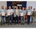 Bild: Andreas Hösl
Mit einem Festakt verabschiedete Bürgermeister Andreas Hösl (Fünfter von links) im Namen des Gemeinderats die ausgeschiedenen Gemeinderatsmitglieder Matthias Fütterer (links), Dr. Gerhard Kellner (Dritter von links), Stefan Seitz (Fünfter von rechts) und Robert Gruber (Dritter von rechts). Anschließend gab es einen Stehempfang.