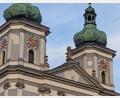 Bild: Paul Zrenner
Deutlich erkennbar sind die weißen Stellen an der Fassade: Dort war der Putz vergangenes Jahr ausgebessert worden. Jetzt folgt eine umfassende Untersuchung der Westfassade, weshalb die Basilika am Montag, 17. August, nur eingeschränkt zugänglich ist.