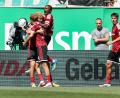 Bild: Daniel Löb/dpa
Nürnbergs Spieler jubeln über den Derbysieg in Fürth.