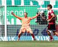 Bild: Daniel Löb/dpa
Nürnberg-Torhüter Reichert jubelt nach einem gehaltenen Foulelfmeter.