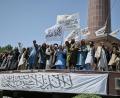 Bild: Nava Jamshidi/AP/dpa
Anhänger der Taliban-Regierung feiern den fünften Jahrestag der Machtübernahme in Kabul.