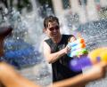 Bild: Lennart Preiss/dpa
Bei einer Wasserschlacht haben sich die Teilnehmer gegenseitig nass gemacht.