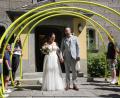 Bild: Konrad Rosner
Freudestrahlend verlassen Katrin und Thomas Ulrich die Steinbergkirche, wo schon viele Gratulanten Spalier standen.