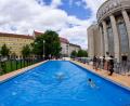 Bild: Soeren Stache/dpa
Das „Volksbad“ vor der Berliner Volksbühne soll bis Oktober geöffnet sein (Archivbild)