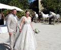Bild: Bertram Nold
Als frisch vermähltes Ehepaar machten sich Elena und Andreas Graf auf den Weg zu den Gratulanten. Auch weiße Araberpferde standen Spalier.