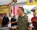 Bild: Rudolf Hirsch
Bürgermeister Martin Bauer schwingt den Schlegel und sticht bei der "Schmigoner Kirwa" das erste Fass an.