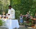 Bild: Fritz Dietl
Pfarrvikar Ndudi zelebrierte den Festgottesdienst beim Rödlaser Turmfest, der von Kerstin Meyer auf dem Hackbrett und Hubert Deichl am Akkordeon musikalisch umrahmt wurde.
