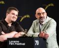 Bild: Jean-Christophe Bott/KEYSTONE/dpa
Zum Finale des 79. Internationalen Filmfestivals Locarno hat der Spielfilm „Nu e locul tau aici“ („Du gehörst nicht hierher“) von Regisseur Florin Serban (rechts) den Goldenen Leoparden gewonnen. Der rumänische Schauspieler Teodor Butanescu (l) erhielt zudem dafür eine „Special Mention“.