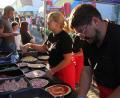Bild: Konrad Rosner
Das Pizzateam bei der Arbeit. Bei Hermannsreuther Backofenfest packen die Dorfbewohner gemeinsam an.