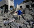 Bild: Mohammed Zaatari/AP/dpa
Der blutige Schlagabtausch zwischen Israel und der Hisbollah-Miliz geht weiter: Häuser in den Außenbezirken der Städte Ansar sowie Deir al-Sahrani wurden getroffen.