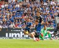 Bild: Friso Gentsch/dpa
Bielefelds Dreierpacker Joel Grodowski (vorne) schiebt den Ball zum 1:0 über die Torlinie.
