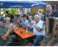 Bild: Josef Rosner
Alleinunterhalter Andreas Gleißner spielte beim Weinfest in Großensees auf.