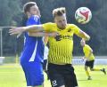 Bild: Hubert Ziegler
Tobias Hüttner (rechts) vom SV Kauerhof kann sich in dieser Szene trotz heftiger Gegenwehr gegen Max Pilhofer (links) vom SV Loderhof durchsetzen. Kauerhof siegte mit 4:1.