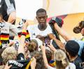 Bild: Daniel Löb/dpa
Dennis Schröder nimmt seinen erneuten Clubwechsel entspannt. (Archivbild)