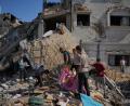 Bild: Abdel Kareem Hana/AP/dpa
Palästinenser am Ort eines israelischen Luftangriffs im Gazastreifen. (Archivbild)