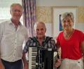 Bild: mab
Als offizielle Vertreter der Pfarrei und der Kommune gratulierten Sprecherin Angela Dausch zusammen mit ihrem Ehemann, dem 2. Bürgermeister Karlheinz Dausch (links), Hans Gietl zum 90. Geburtstag.