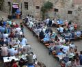Bild: Peter Garreiss
In einer romantischen Sommernacht fand das 38. Weinfest auf Schloss Burgtreswitz statt. Der alte Schlosshof mit seinem über 800 Jahre alten Gemäuer war festlich beleuchtet.