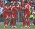Bild: Karl-Josef Hildenbrand/dpa
Die Bayern feiern Nene Brown und sein erstes Tor für den Deutschen Meister. Beim 2.1 gegen RB Leipzig machte er den zweiten Treffer.