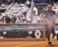 Symbolbild: Jean-Francois Badias/dpa
Damit ein Sandplatz beim Tennis seine Struktur behält und gut bespielbar bleibt, muss er regelmäßig bewässert werden.