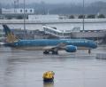 Bild: Karl-Josef Hildenbrand/dpa
Die Passagiere der Vietnam Airlines müssen auf ihren Abflug warten.