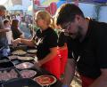 Bild: Konrad Rosner
Das Pizzateam bei der Arbeit.