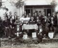 Bild: Archiv Josef Wiche 
Musikalisch präsentierte sich der Burschenverein im Vereinslokal „beim Schmiedl“ in Unterlind beim so genannten „Feuchten Eck“ Rechts mit der Bassgeige sitzt der Gründungsvorsitzende im Jahr 1896, Johann Prechtl.