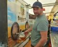 Bild: Josef Rosner
Festwirt Bastian Schuhmann stand höchstpersönlich am Ausschank und brachte sich mit ein.