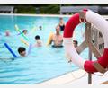 Symbolbild: Julian Stratenschulte/dpa
Ins Schwimmbad gehen und dem eigenen Kind das Schwimmen beibringen – mit Hilfsmitteln wie Schwimmnudeln können Eltern Übungen spielerisch gestalten.