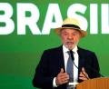 Bild: Eraldo Peres/AP/dpa
Der brasilianische Präsident Luiz Inácio Lula da Silva feiert die Entdeckung von Erdöl vor Brasiliens Nordküste. (Archivbild)