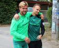 Bild: Kai Moorschlatt/dpa
Niclas Füllkrug umarmt seinen ehemaligen Mitspieler Christian Groß bei seiner ersten Trainingseinheit seit seiner Rückkehr zu Werder.