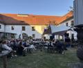 Bild: Marie Panzer
Die Zuschauer in der Regionalbibliothek Weiden haben Spaß beim Open-Air-Poetry-Slam.