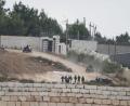 Bild: Majdi Mohammed/AP/dpa
Eine Einheit der Armee patrouilliert in Kusra im besetzten Westjordanland. In der Nähe stehen Häuser einer palästinensischen Familie, die von israelischen Siedlern belagert werden. (Archivbild)