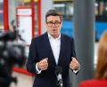 Bild: Hannah Mckay/PA Wire/dpa
Premierminister Andy Burnham bekam Nachrichten von jemandem, der sich als Trump-Beraterin ausgab - und wurde misstrauisch.