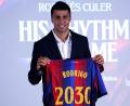 Bild: Joan Monfort/AP/dpa
Spaniens Weltmeister Rodri spielt künftig für den FC Barcelona.