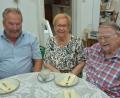 Bild: Josef Rosner
2. Bürgermeister Johann Brandl (links) gratulierte Gerda Sperl am Montagnachmittag zu ihrem 85. Geburtstag, den sie in ihrem Elternhaus in Mitterteich feierte. Mit dabei Ehemann Walter, mit dem sie seit 61 Jahren verheiratet ist.