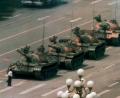 Bild: Jeff Widener/AP/dpa
Ein chinesischer Mann stellt sich auf dem Changan Blvd. am Tiananmen, dem Platz des Himmlischen Friedens, einem Konvoi von Panzern entgegen. 2026 feiert die Fotografie in vielen Ländern ihr 200-jähriges Jubiläum. Die Aufnahme gehört heute zu den bekanntesten Bildern der Fotogeschichte.