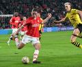 Bild: Federico Gambarini/dpa
Der zentrale Mittelfeldspieler Joey Veerman (l) schließt sich Borussia Dortmund an. (Archivbild)
