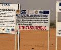Bild: Eva Krafczyk/dpa
Auf dem Gelände eines Lagers für Flüchtlinge aus dem Sudan im Osten des Tschads stehen die Logos von Hilfsorganisationen, die dort im Einsatz sind. (Archivbild)