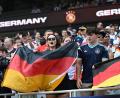 Bild: Federico Gambarini/dpa
Dürfen in der Nations League wieder auf Stehplätze: Fans der deutschen Nationalmannschaft. (Archiv)