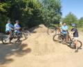 Bild: Lisa Sebald
Die Jugendlichen und Mitglieder des Radsportvereins Concordia in Windischeschenbach machen sich bereit: auf dem Gelände neben dem Freibad und den Fußballplätzen der SpVgg Windischeschenbach entsteht ein Pumptrack für Mountainbiker.